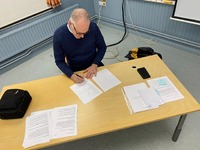 Tommi Saksala allekirjoittaa osuuskunnan perustamisasiakirjan.
